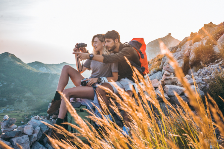 observation paysage randonnée couple - iStock-1094625446©DaniloAndjus - CRTL Occitanie