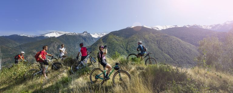 Groupe de cyclotouristes en pause en montagne
