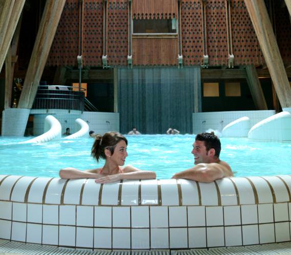 Couple dans les bains thermaux Tourisme Occitanie