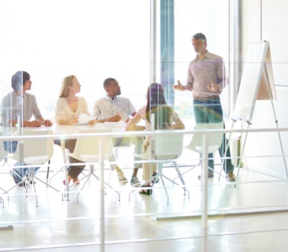 Réunion pro business formation personnes istock-@yuri_arcurs