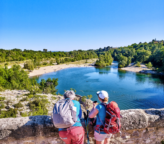 Randonneurs sur le pont de diable de St Guilhem, Saint Jacques de Compostelle - Dominique VIET - CRTL Occitanie