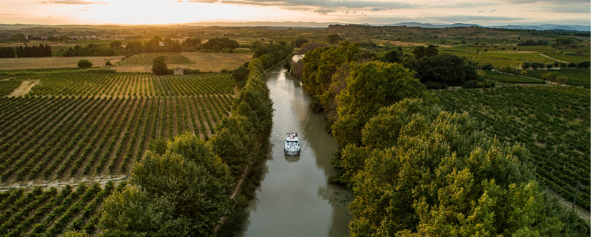 Bateau Canal du Midi Coucher de soleil - Le Boat - CRTL Occitanie