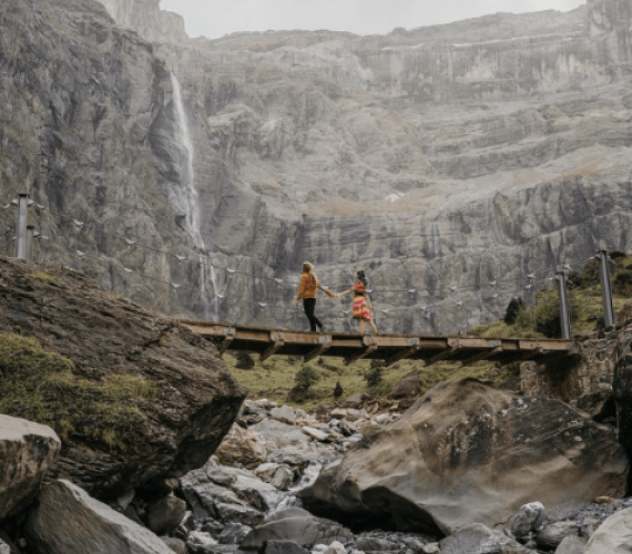 Passerelle au dessus d'une rivière en montagne