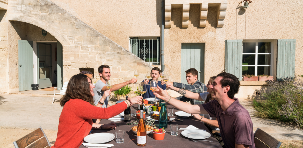 Repas convivial et dégustation de vin lors du Fascinant Week-end, vignoble du Château Mourgues du Grès, à Beaucaire ©Henri Comte - CRTL Occitanie