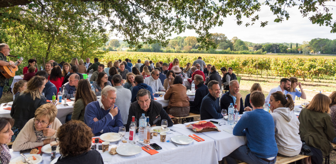 Repas convivial lors du Fascinant week-end, dans les vignobles autour de Saint-Clément-de-Rivière ©Henri Comte - CRTL Occitanie