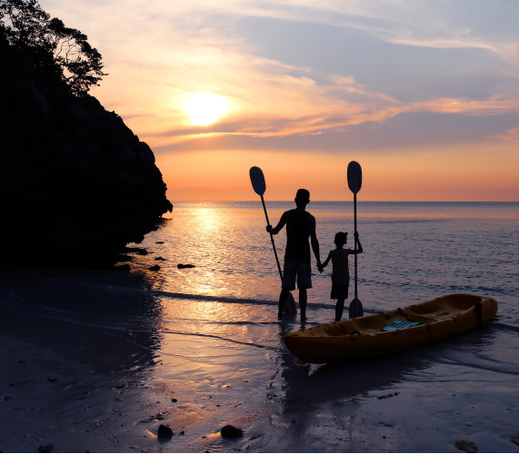 Promenade en mer en barque au coucher du soleil - iStock-598957240©NeagoneFo - CRTL Occitanie