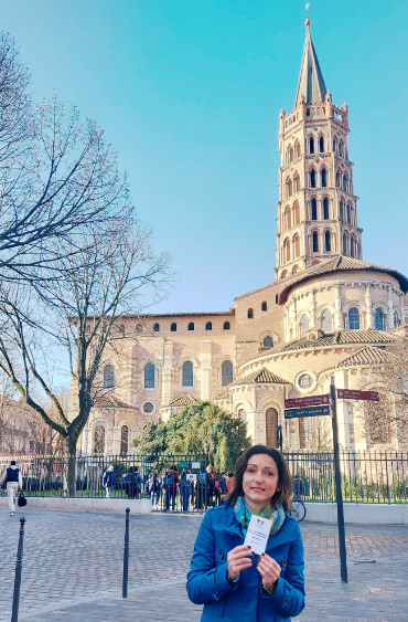 ©Guides Conférenciers d'Occitanie - Elena devant la Basilique Saint-Sernin à Toulouse