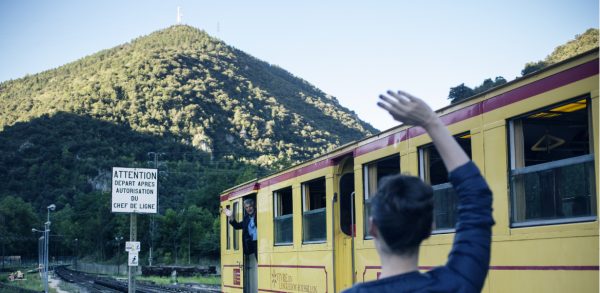 Villefranche de Conflent. Départ du train jaune qui traverse le PNR des Pyrénées Catalanes. © Atout France/Nathalie Baetens