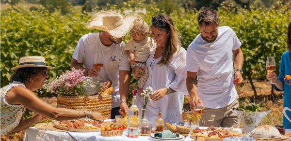 Banquet agritourisme famille amis dans les vignes en été ©pelut.charlene - CRTL Occitanie