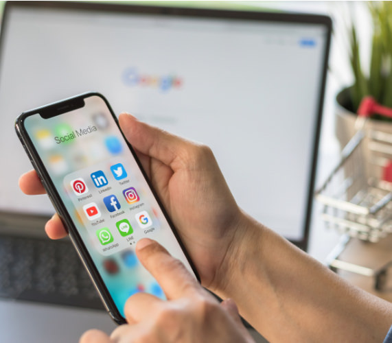 Téléphone réseaux sociaux digital ©iStock-Chinnapong - CRTL Occitanie