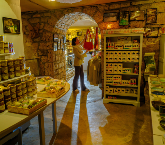 Boutique souterraine de produits locaux dans les Causses et Gorges du Tarn, Lozère ©Rémi Flament - PACT GDT - CRTL Occitanie
