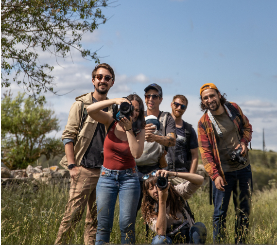 Groupe de jeunes prenant une photo ©kikimagtravel - CRTL Occitanie