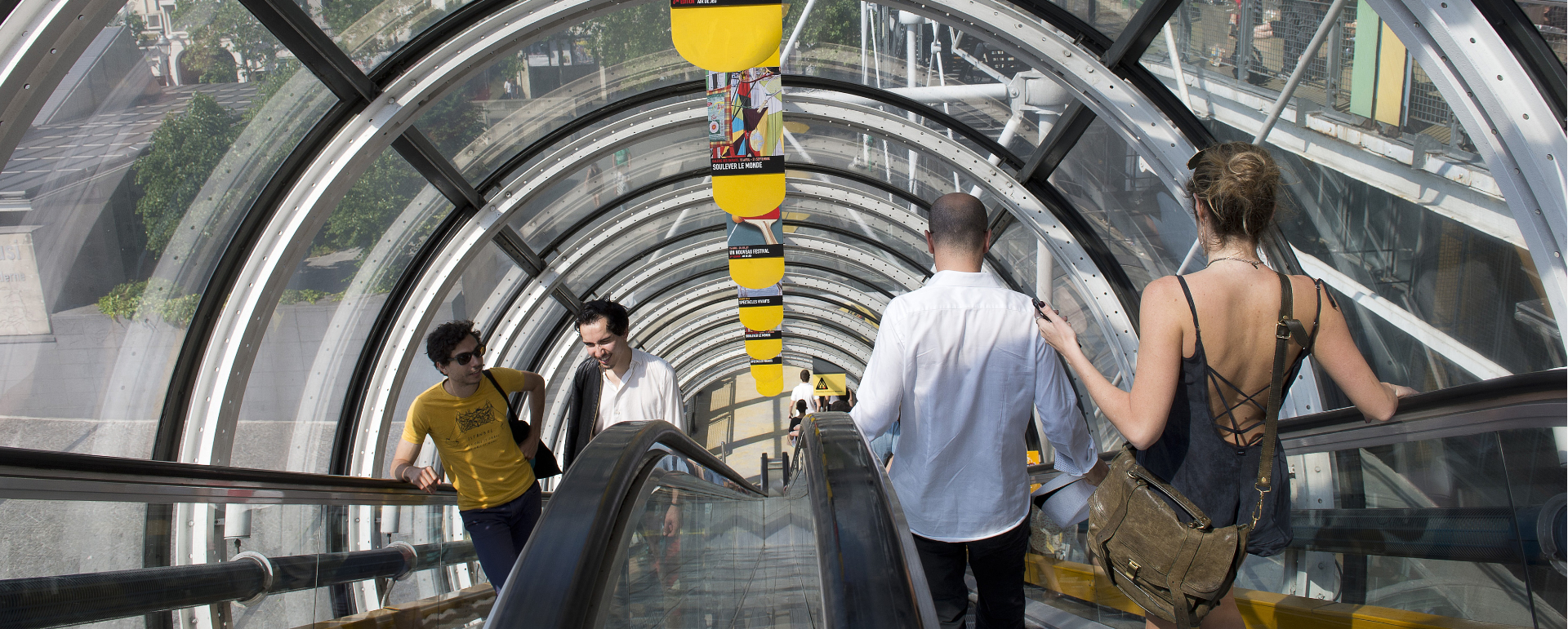 ©Atout France/Daniel THIERRY - Visiteurs dans l’escalator du Musée d’art moderne du Centre Pompidou, Centre Beaubourg)