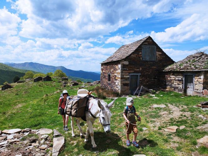 Randonnée en famille avec un âne ©Céline Boissinot - Ariège Pyrénées Tourisme
