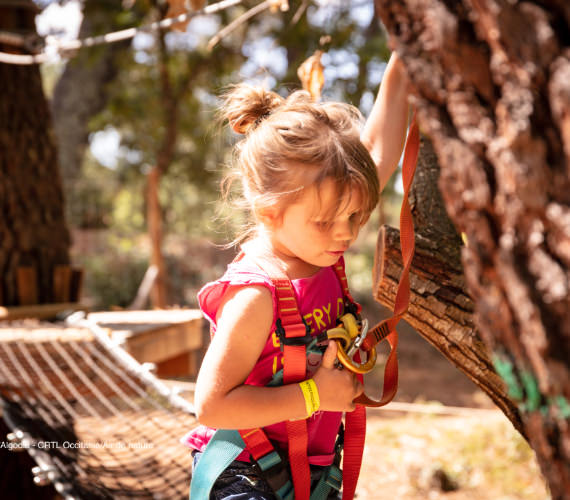 Accrobranches enfant ©Hervé Leclair/ALgodia - CRTL Occitanie/Air de Nature