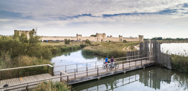 Balade à vélo autour des remparts d'Aigues-Mortes dans le Gard ©Olivier Octobre - CRTL Occitanie