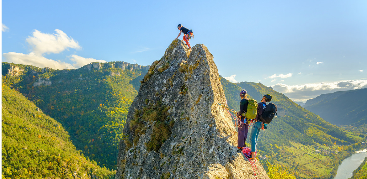 Escalade en grande voie dans les Gorges du Tarn, La Roche Aiguille, Lozère © Rémi Flament - PACT GDT - CRTL Occitanie