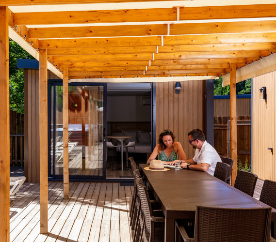 Terrasse d'un camping label Qualité Tourisme Occitanie Sud de France ©Hervé Leclair/Algodia - CRTL Occitanie/Les Cerisiers du Jaur