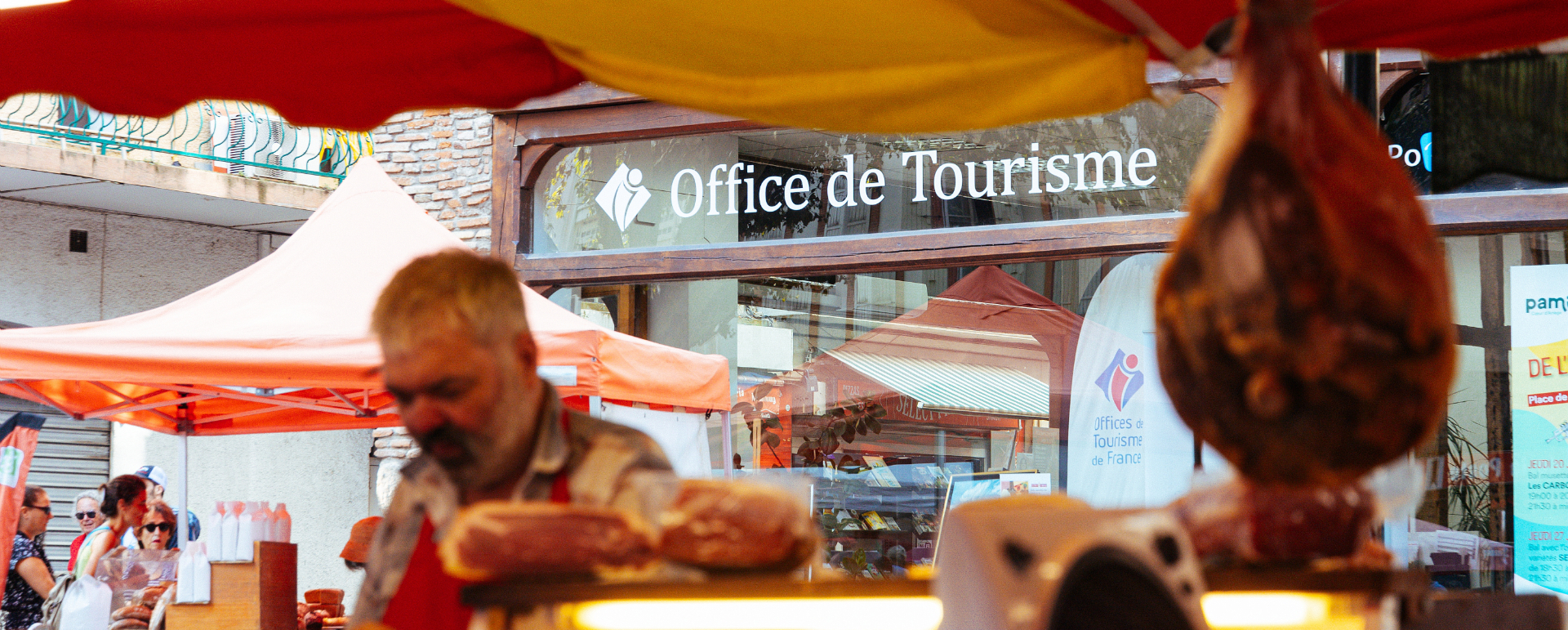 Marché de Pamiers - Stand devant l'Office de Tourisme ©Charles Ripon - Ariège Pyrénées Tourisme