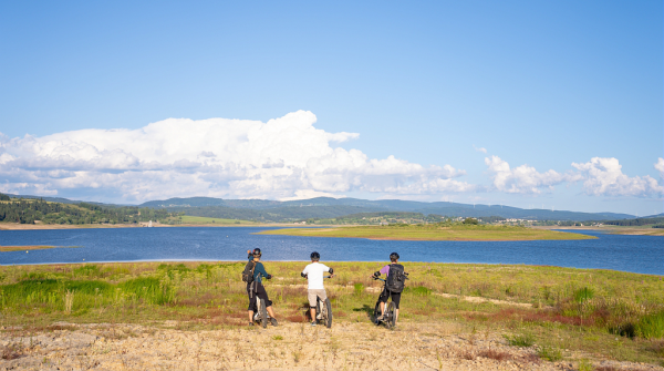 Balade en Trottinette électrique Rondin Parc, bases de loisirs à Naussac en Lozère ©Les Coflocs - CRTL Occitanie