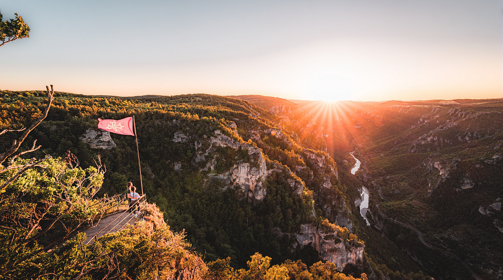 Coucher de soleil au Roc des Hourtous, panorama sur les Gorges du Tarn ©Lezbroz - CRTL Occitanie