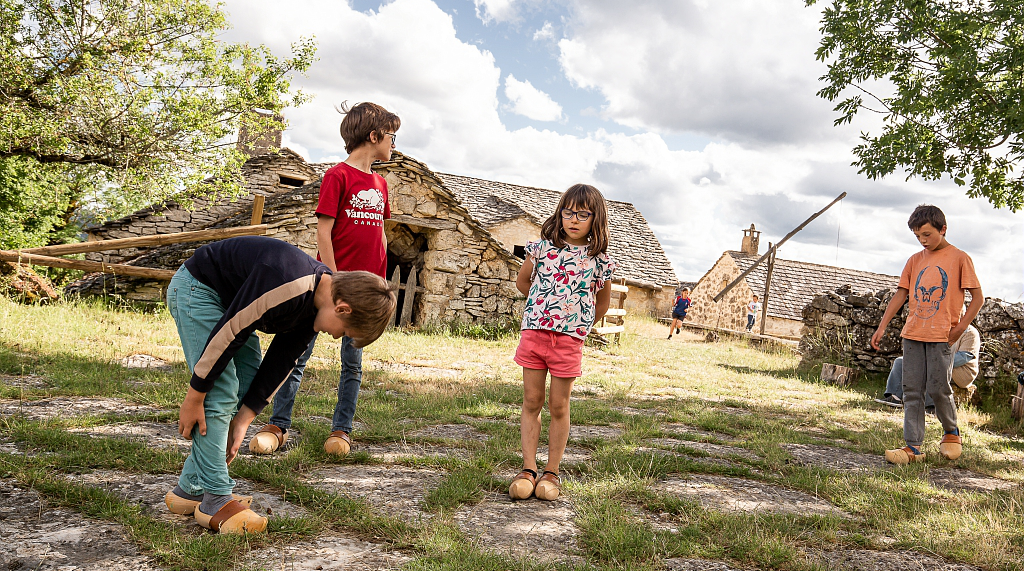 Enfants portant des sabots - Ferme Caussenarde Lozère ©Benoit COLOMB - PACT GDT - CRTL Occitanie