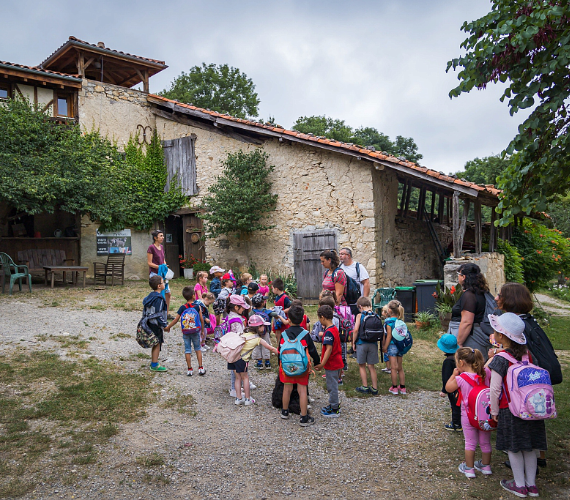 Visite groupe enfants ferme du Moulis en Ariège ©Charles Ripon - Ariège Pyrénées Tourisme