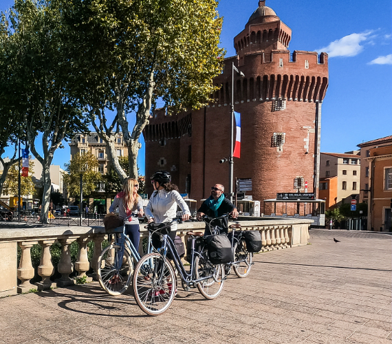Visite de Perpignan à vélo (Castillet) ©Olivier Octobre - CRTL Occitanie
