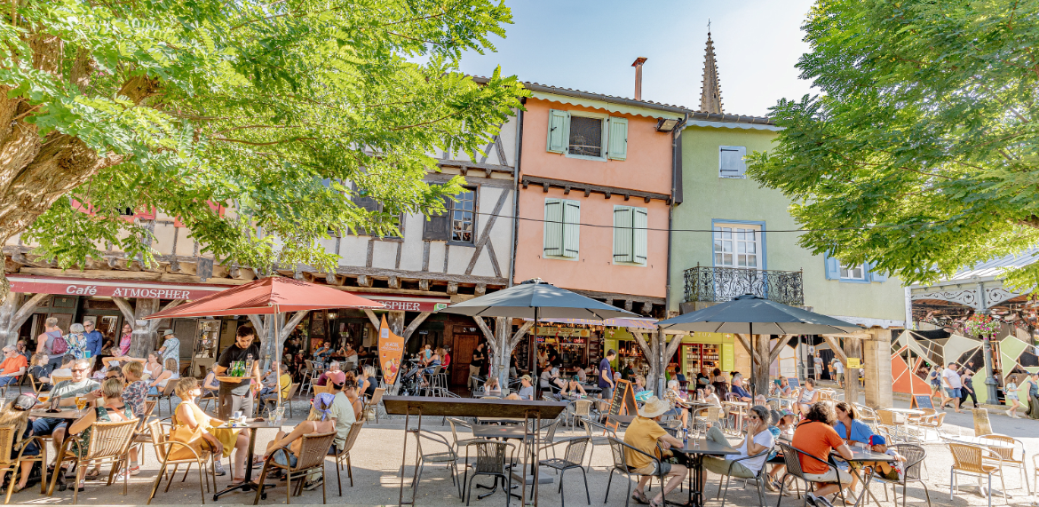 Terrasses sur la Place des Couverts lors du Festival MIMA ©Lieu Production - Ariège Pyrénées Tourisme