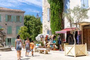 Visite village en famille ©Benoît COLOMB - PACT Cévennes - CRTL Occitanie