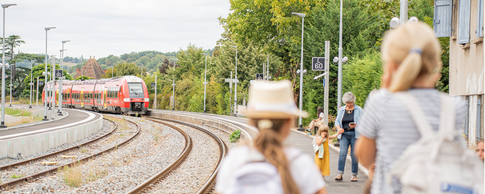 Train liO gare de Figeac, touristes, voyageurs ©Leo Arcangeli - Région Occitanie - CRTL Occitanie