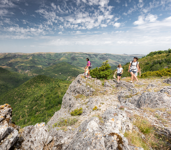 Randonnée en famille, point de vue sur les Cévennes : les corniches de l'Hospitalet ©Benoît COLOMB - PACT Cévennes - CRTL Occitanie