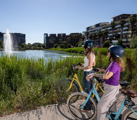 Promenade à vélo à Montpellier, bassin Jacques Coeur et mairie ©A. Alliès Hérault Tourisme - CRTL Occitanie