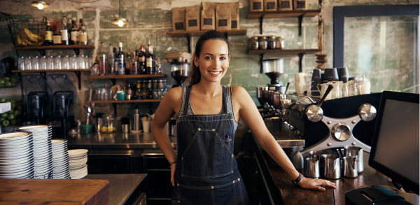 Serveuse au comptoir d'un bar restaurant ©iStock-505377646pixdeluxe - CRTL Occitanie