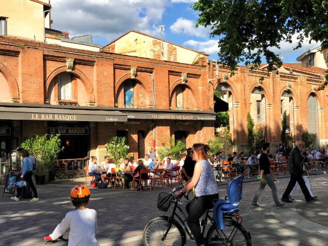 Toulouse, terrasse et vélos place Saint-Pierre ©Dominique VIET - CRTL Occitanie