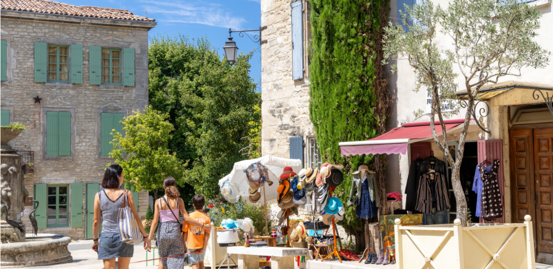 Visite de Barjac en famille ©Benoît COLOMB - PACT Cévennes - CRTL Occitanie