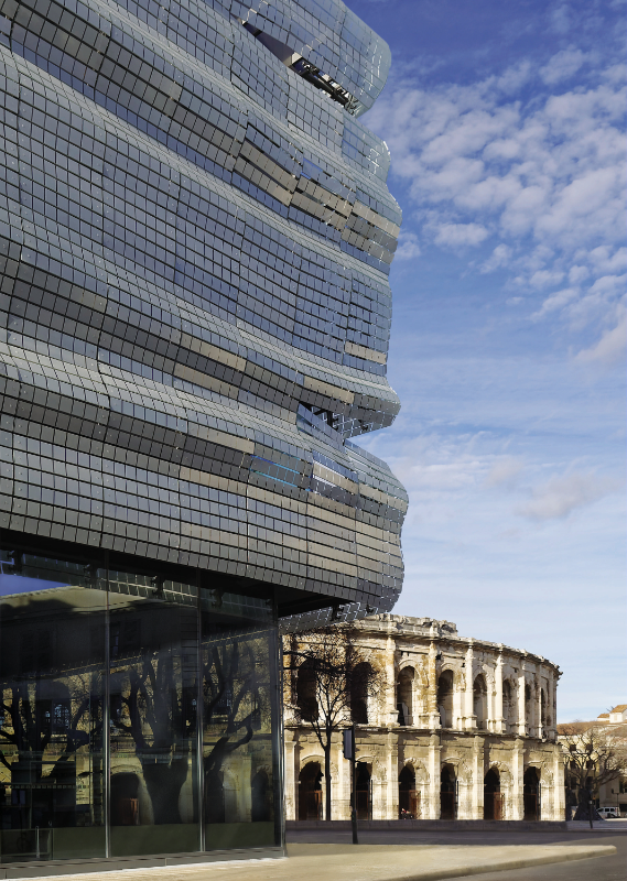 Nîmes arènes et musée de la romanité ©Stephane Ramillon-CRTL Occitanie