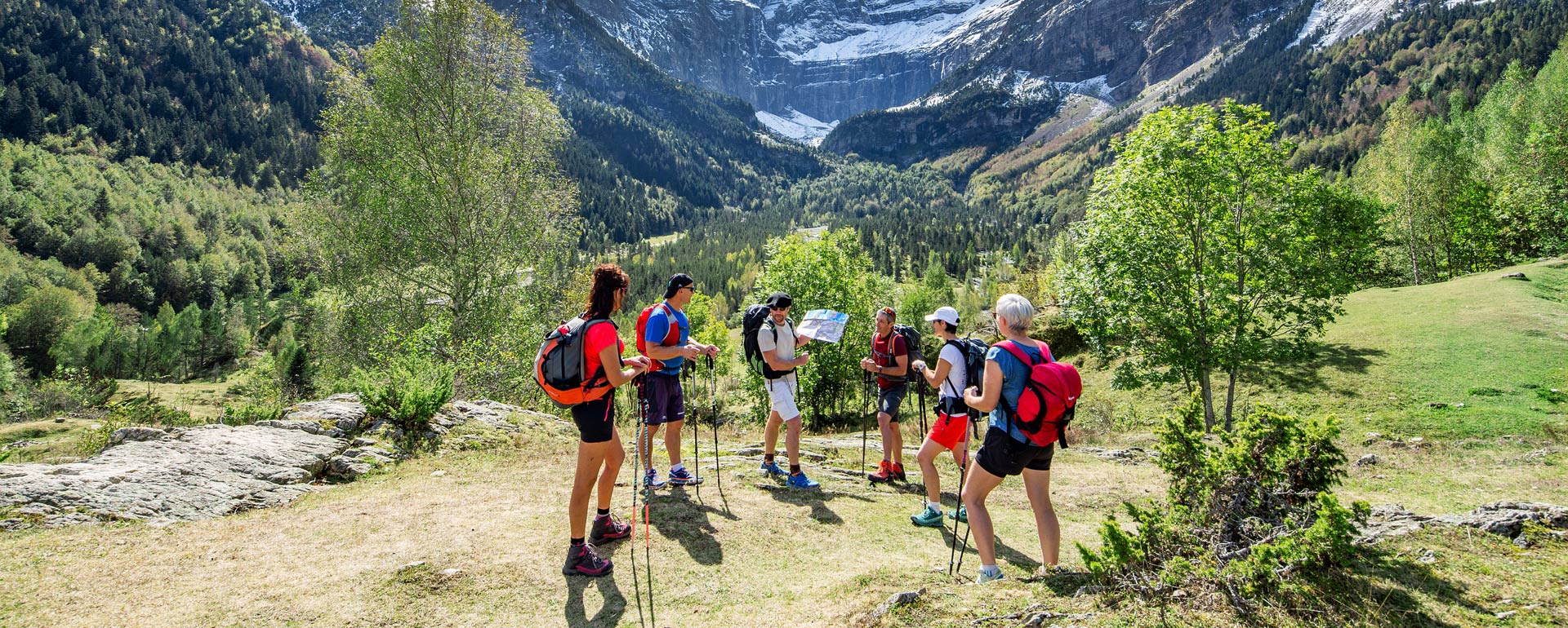 Randonneurs Pyrénées © Richard Sprang / Destination Occitanie